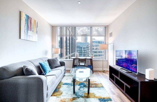 Seaport District Apartamento | Modern Apt with Water Views and Gym