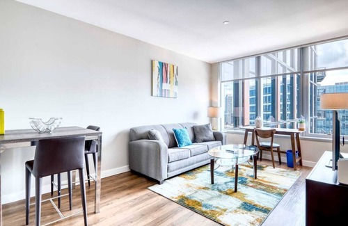 Seaport District Apartamento | Modern Apt with Water Views and Gym