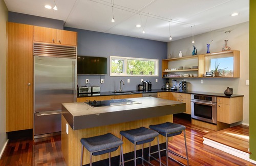 Westside North Casa | Modern Architectural House with Pool and Hot Tub