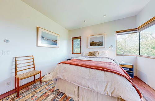 Andover Casa | Modern architectural gem with stunning mountain view, wood stove & firepit