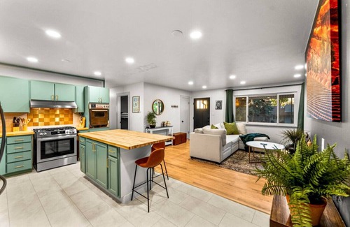 Scenic Heights Apartamento | Modern Arvada Suite | Sauna & Games
