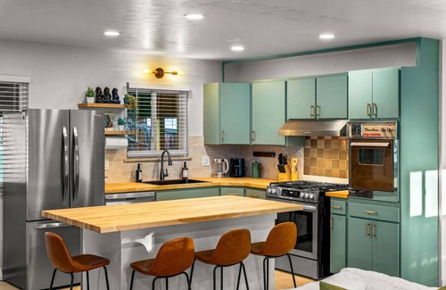 Scenic Heights Apartamento | Modern Arvada Suite | Sauna & Games
