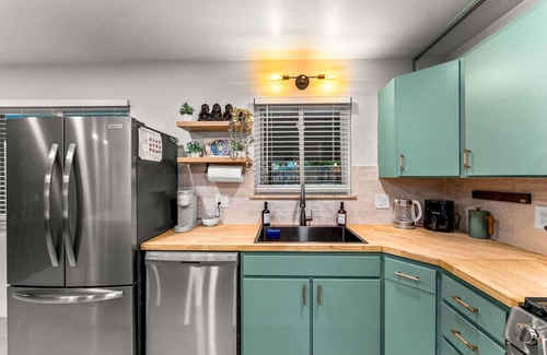 Scenic Heights Apartamento | Modern Arvada Suite | Sauna & Games