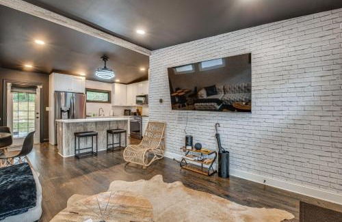Church Street Casa | Modern Atlanta Retreat Private Hot Tub and Yard!