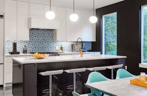 Holly Casa | Modern ATX Mansion Walk to 6th Street