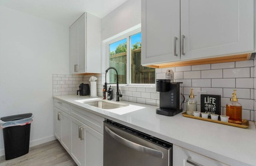 Coronado Hills Casa | Luxury l Easy to DownTown l Balcony l Fireplace