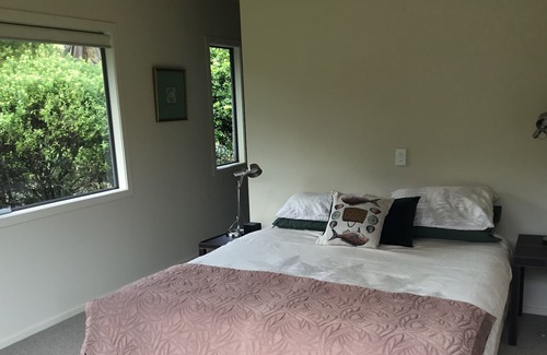 Kuaotunu Casa | Modern Bach - level 5 minute walk to Kuaotunu Beach