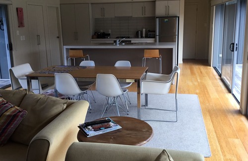 Kuaotunu Casa | Modern Bach - level 5 minute walk to Kuaotunu Beach