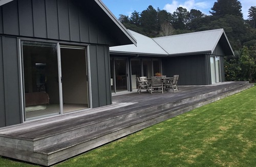 Kuaotunu Casa | Modern Bach - level 5 minute walk to Kuaotunu Beach