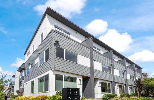 Ballard Casa | Modern Ballard Retreat Walk to Cafes & Parks