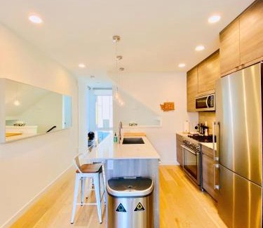 West Woodland Apartamento | Modern Ballard Townhouse - 92 Walkscore & Rooftop!