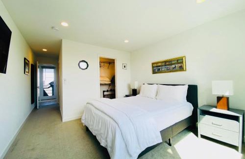 West Woodland Apartamento | Modern Ballard Townhouse - 92 Walkscore & Rooftop!