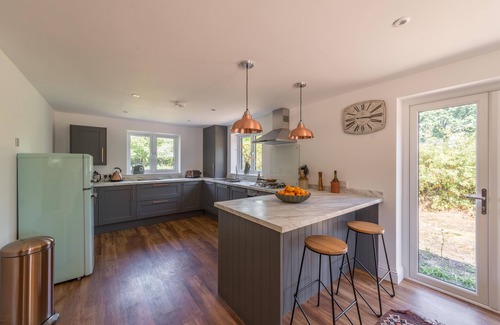 Crookham Village Cabaña | Conversión de granero moderno, vistas rurales, cerca de Odiham