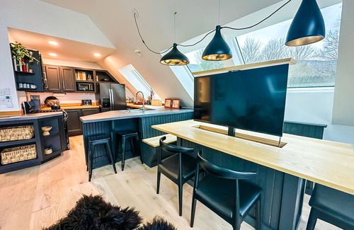 Morrisville Casa | Modern barn perched on 24 acres w/ stunning views of mountains & ski resort