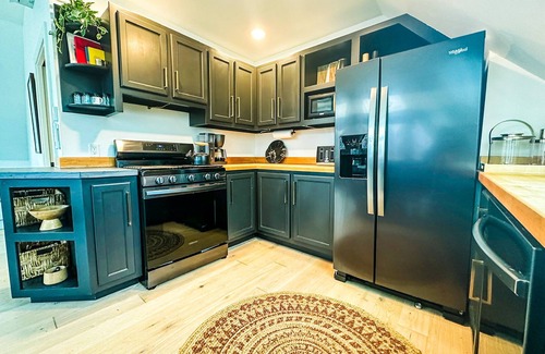 Morrisville Casa | Modern barn perched on 24 acres w/ stunning views of mountains & ski resort