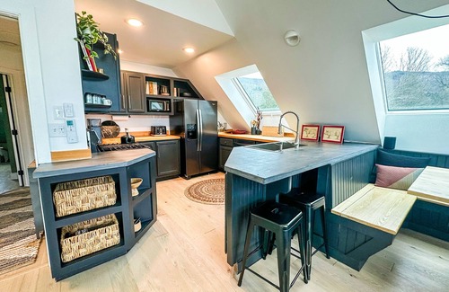 Morrisville Casa | Modern barn perched on 24 acres w/ stunning views of mountains & ski resort