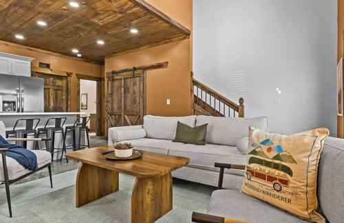 Stanton Casa | Modern Barndo Ample Parking Red River Hot Tub