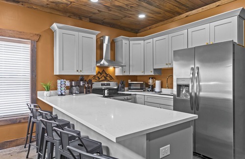 Stanton Casa | Modern Barndo Ample Parking Red River Hot Tub