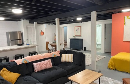 Piedmont Apartamento | Modern basement apartment one block from Peninsula Park!