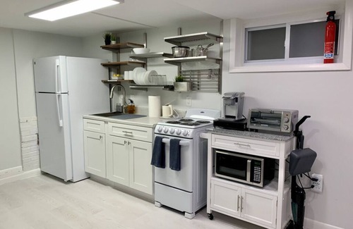 Columbia Heights Apartamento | Modern Basement Suite w/ Private Entrance in Quiet Tree-Filled Neighborhood