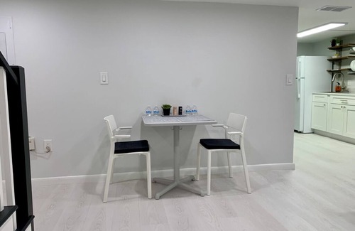 Columbia Heights Apartamento | Modern Basement Suite w/ Private Entrance in Quiet Tree-Filled Neighborhood