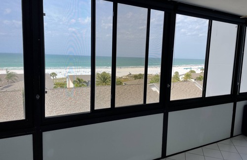 Aloha Kai Condominio | Modern beach front water views 2 bedrooms condo