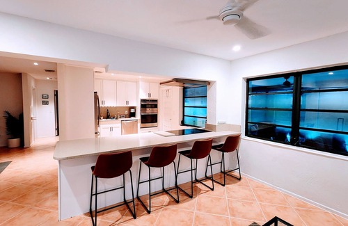 East Boca Raton Casa | Modern Beach House, Private Screened-in Pool, close to Beach & Restaurants