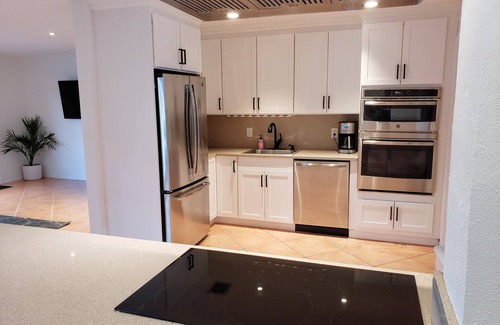 East Boca Raton Casa | Modern Beach House, Private Screened-in Pool, close to Beach & Restaurants