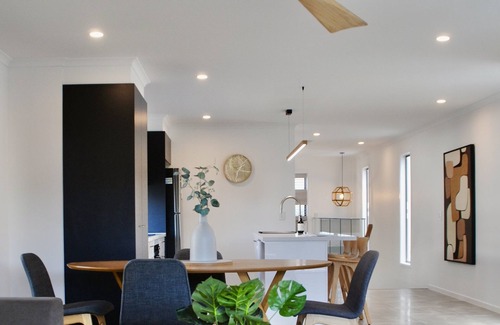 Marcoola Casa | Modern Beach House, Pet Friendly - Sunshine Coast