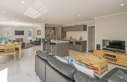 Whitianga Cabaña | Modern Beach Pad - Whitianga Holiday Home