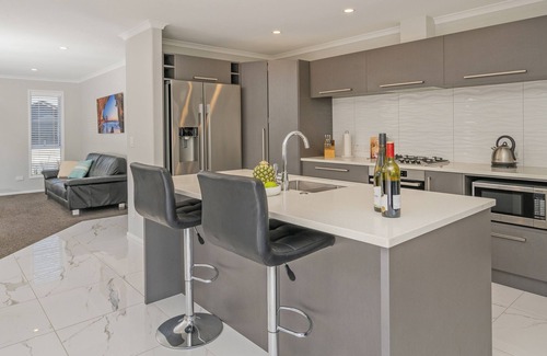 Whitianga Cabaña | Modern Beach Pad - Whitianga Holiday Home