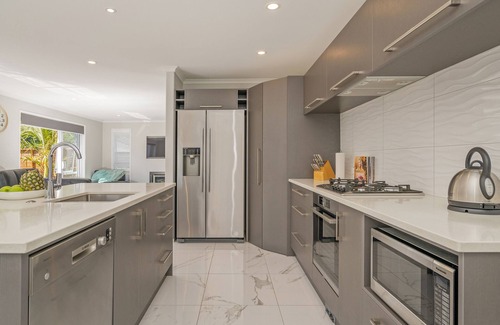 Whitianga Cabaña | Modern Beach Pad - Whitianga Holiday Home