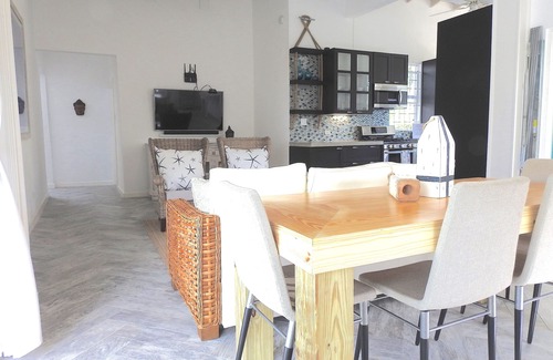 Fitts Village Casa | Villa moderna con vistas a la playa