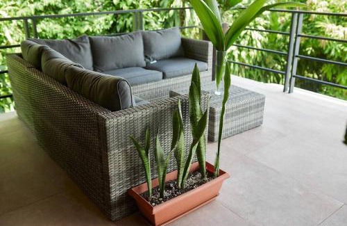 Puerto Viejo de Talamanca Apartamento | Modern Beachfront Apartment with Balcony