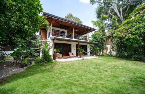 Puerto Viejo de Talamanca Apartamento | Modern Beachfront Apartment with Balcony