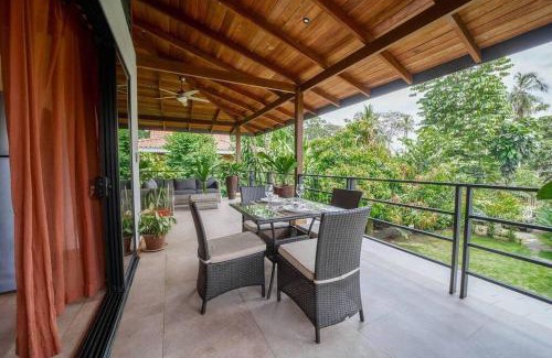 Puerto Viejo de Talamanca Apartamento | Modern Beachfront Apartment with Balcony
