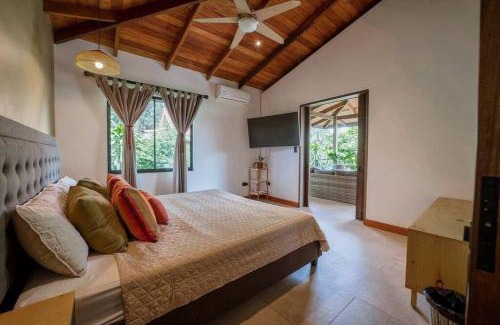 Puerto Viejo de Talamanca Apartamento | Modern Beachfront Apartment with Balcony