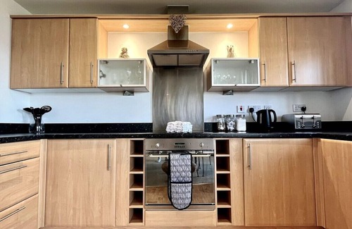 Crynant Apartamento | Modern Beachfront Bliss with Spectacular Views