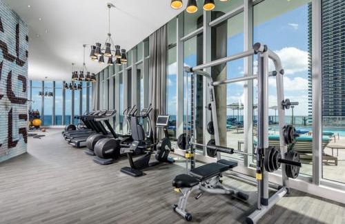 Hollywood South Central Beach Apartamento | Modern Beachfront Condo with Stunning Ocean View