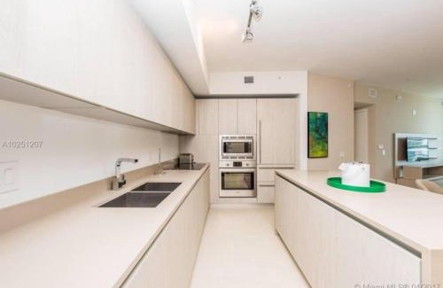 Hollywood South Central Beach Apartamento | Modern Beachfront Condo with Stunning Ocean View