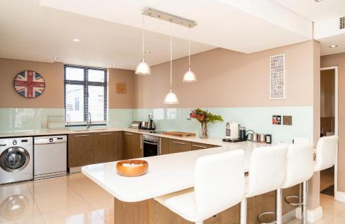 Big Bay Apartamento | Modern Beachfront Eden on the Bay 210- 2 bedroom, 2 bathroom