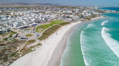 Big Bay Apartamento | Modern Beachfront Eden on the Bay 210- 2 bedroom, 2 bathroom
