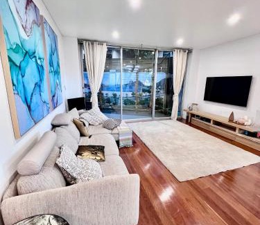 Bellevue Hill Casa | Modern Beachside Suite-Just Steps from Bondi Beach