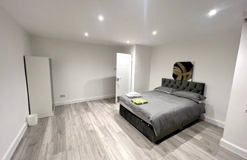 Coulsdon West Casa | Modern Beautiful 5bed -Sleeps 11