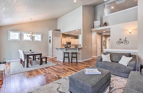 Southeast Bend Casa | Modern Bend Home ~ 3 Mi to Old Mill District!