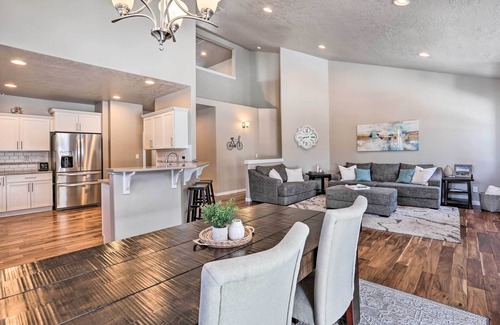 Southeast Bend Casa | Modern Bend Home ~ 3 Mi to Old Mill District!