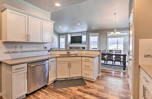 Southeast Bend Casa | Modern Bend Home ~ 3 Mi to Old Mill District!