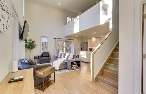 Berkeley Springs Cabaña | Modern Berkeley Springs Cabin w/ Private Hot Tub!