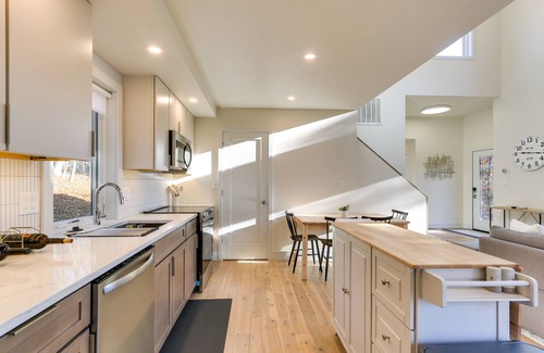 Berkeley Springs Cabaña | Modern Berkeley Springs Cabin w/ Private Hot Tub!