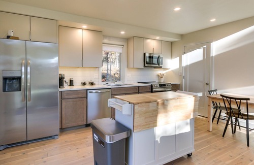 Berkeley Springs Cabaña | Modern Berkeley Springs Cabin w/ Private Hot Tub!